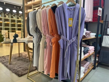 Luxury Hotel Style Double Layer Bathrobe 100% Microfiber Outer with Warm Fleece Lining Custom Logo Unisex Spa Robe